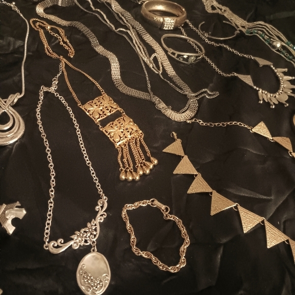 Necklaces and bracelets - Picture 10 of 13